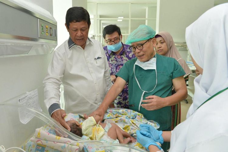 Plt Gubernur Kepulauan Riau (Kepri) Isdianto mengatakan bahwa Pemprov Kepri akan membantu biaya operasi pemisahan bayi kembar siam pasangan Suci dan Risky, warga Nongsa, Batam, Kepri. Tidak saja Pemprov Kepri, nantinya sebagian biaya operasi juga akan ditanggung BPJS Kesehatan.