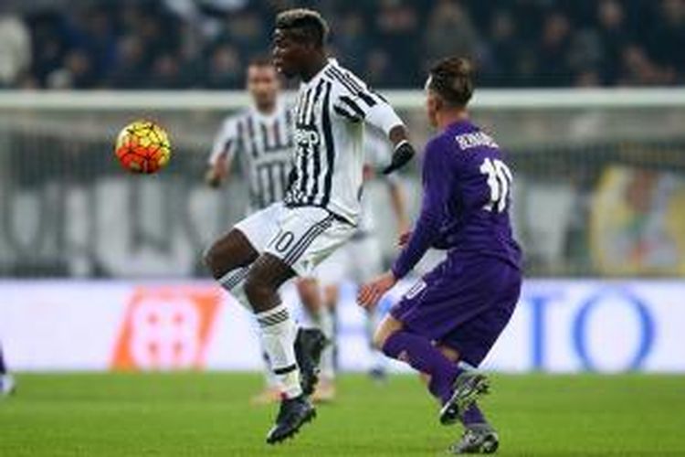 Gelandang Juventus, Paul Pogba (kiri), berusaha mendapatkan bola dengan pemain Fiorentina, Federico Bernardeschi, pada laga lanjutan Serie A di Stadion Juventus, Minggu (13/12/2015) atau Senin dini hari WIB.