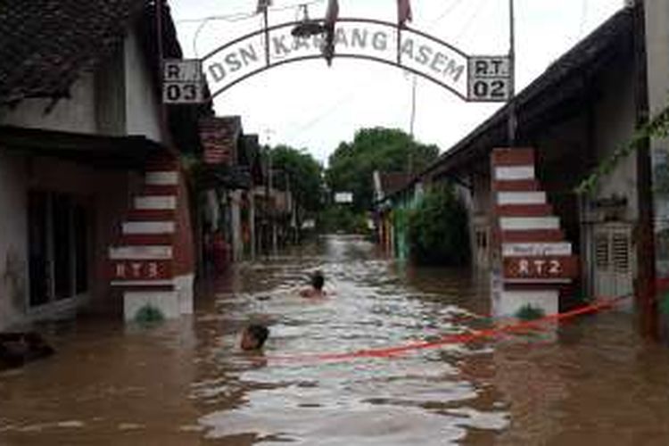 Suasana banjir di Dusun Karang Asem, Kelurahan Karangketug, Kota Pasuruan, Kamis (30/6/2016). Banjir tersebut merendam puluhan ribu rumah di Kota dan Kabupaten Pasuruan.