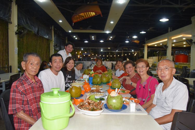 Para lansia asal Singapura diajak menikmati kuliner seafood di Sekupang Batam.
