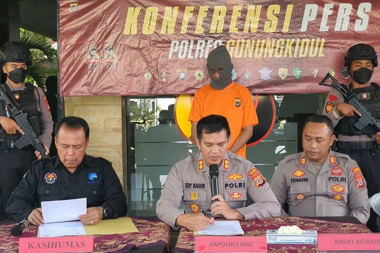 Polisi menunjukkan A pelaku pencurian sapi di Mapolres Gunungkidul. Selasa (2/5/2023)