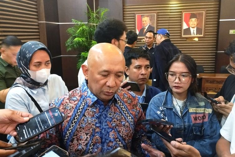 Menteri Koperasi dan UKM, Teten Masduki memberikan penjelasan mengenai pemanfaatan RPB untuk pertumbuhan UMKM yang dapat dilakukan secara kolektif dalam konferensi pers Cerita Nusantara: Unveiling the Story of Indonesia Artistry? di Gedung Kementerian Koperasi dan UKM, Jakarta, Kamis (23/11/2023).