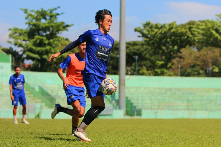 Pemain Renshi Yamaguchi mengontrol bola saat latihan rutin bersama Arema FC untuk persiapan putaran kedua Liga 1 2022-2023 di Stadion Gajayana Kota Malang, Sabtu (7/1/2023) pagi.