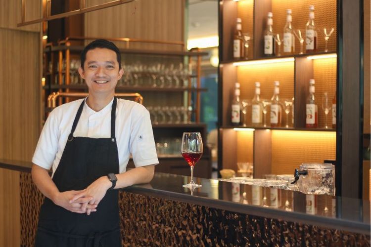 Executive Chef A.RA.SA, Alfan Medantara. Dengan pengalaman lebih dari 15 tahun di hotel bintang lima dan restoran fine dining, baik di Indonesia maupun mancanegara, Chef Alfan dikenal dengan kreasinya yang inovatif, memadukan teknik masak modern dengan bahan lokal autentik. 