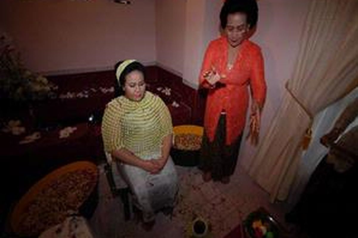 SIRAMAN: Gusti Kanjeng Ratu (GKR) Hemas, istri Sri Sultan Hamengkubuwono X mendampingi putri ketiganya, Gusti Raden Ajeng (GRAj) Nurkamnari Dewi saat prosesi siraman di calon mempelai wanita, Keputren, Gedhong Kompa di lingkungan Keraton, Yogyakarta, Kamis (8/5). Akad nikah akan dilangsungkan Jumat (9/5). 