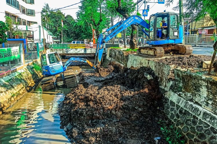 Pengerukan lumpur dan tanah di Kali Barat, Setiabudi, Jakarta, Rabu (30/9/2020).