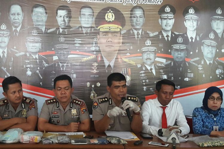 Kabid Humas Polda AKBP Soenarto, Kapolres Kendari AKBP Jemy Junaidi dan  Kepala BPOM Kendari Abdillah Pababbri saat jumpa pers terkait penetapan tersangka pengedar PCC di Kendari. (KOMPAS.COM/KIKI ANDI PATI)