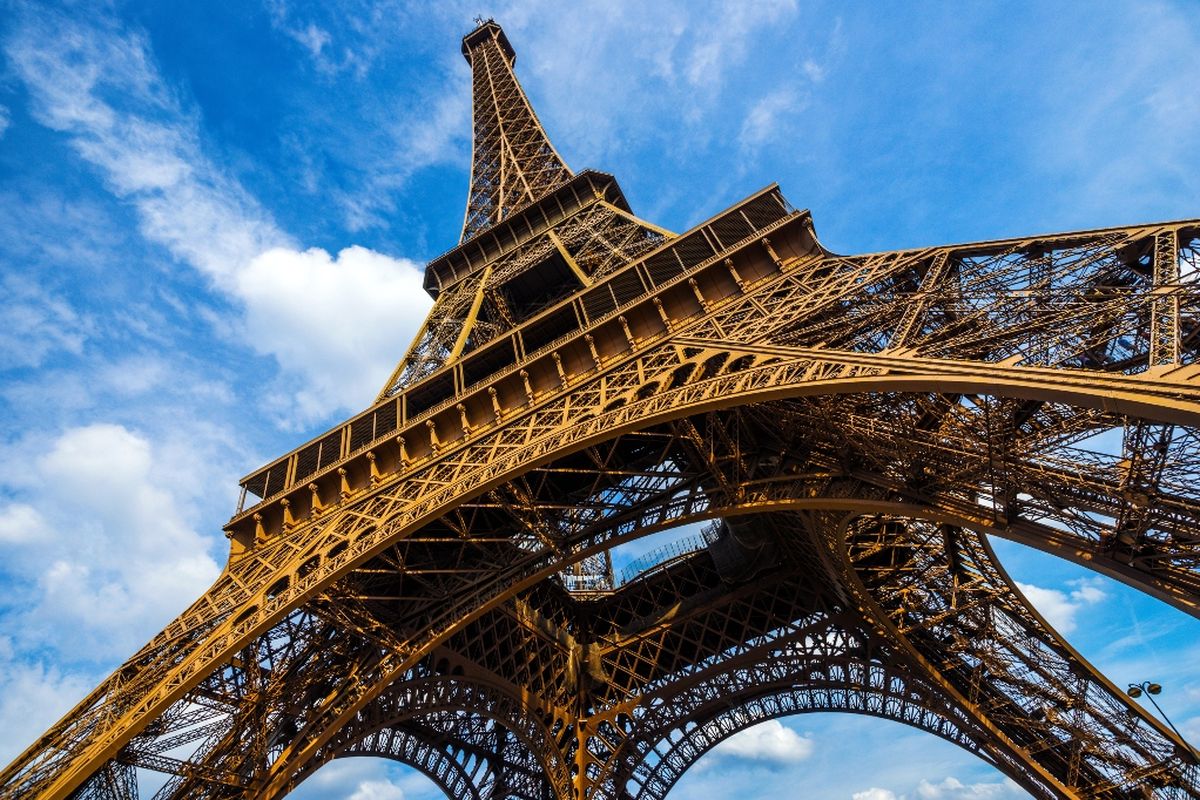 Menara Eiffel yang dibuat dari material besi