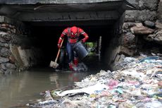 Ini Sosok Spiderman Sampah, Pakai Kostum Tak Segan Bersihkan Got