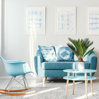 Ilustrasi ruang tamu dengan nuansa warna biru muda.