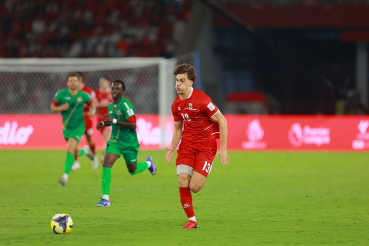 Mauro Zijlstra mengejar bola dalam laga FIFA Series 2026 Timnas Indonesia vs Saint Kitts and Nevis yang digelar di Stadion Utama Gelora Bung Karno, Jumat (27/3/2026).