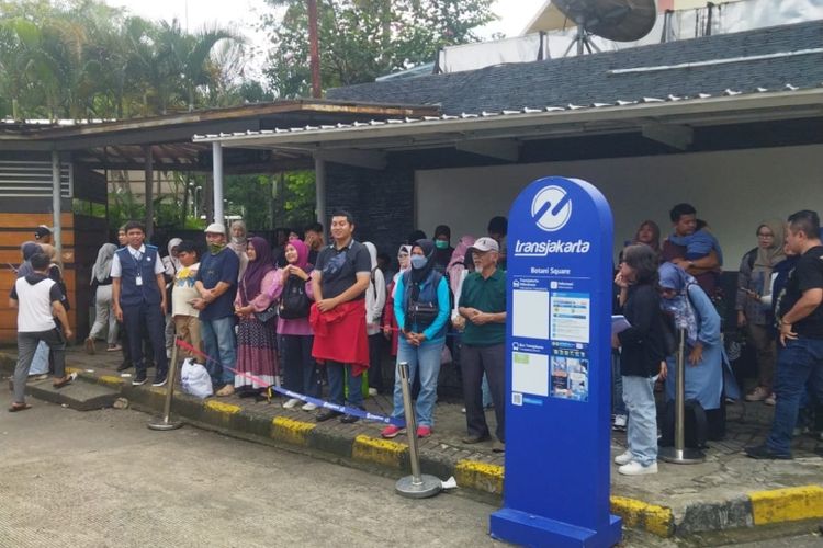 Halte Botani Square Dipasang Kanopi, Penumpang Transjabodetabek Tak Lagi Kepanasan