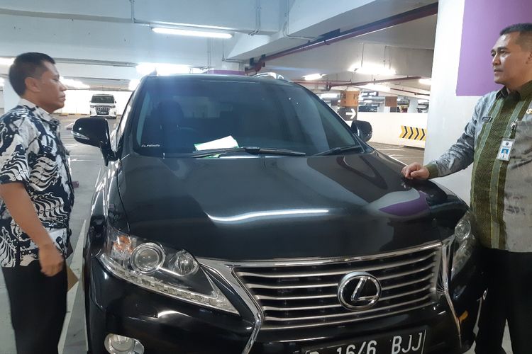 Razia mobil yang menunggak pajak di parkiran Mal Lippo Puri di Kembangan, Jakarta Barat, Kamis (12/12/2019)