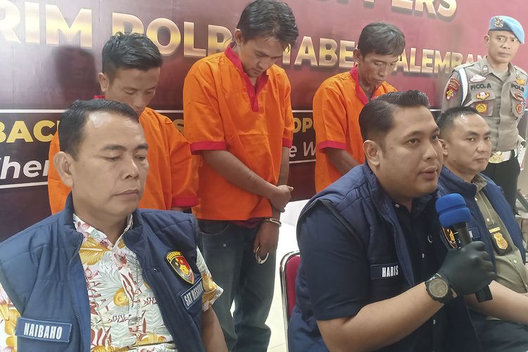 Kasat Reskrim Polrestabes Palembang AKBP Haris Dinzah melakukan gelar perkara penangkapan tiga pelaku juru parkir yang memalak sopir bus Pariwisata, Kamis (30/11/2023).