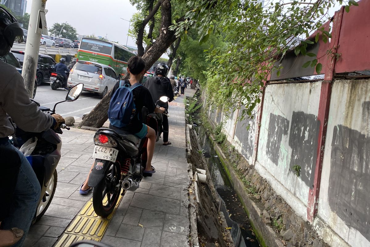 Aksi pengendara motor melintas di trotoar khusus pejalan kaki, bisa diganjar sanksi pidana
