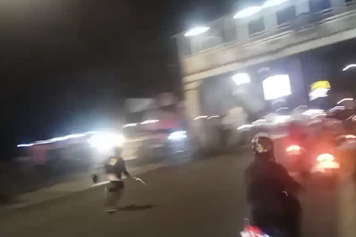 Salah satu kelompok organisasi masyarakat membawa senjata tajam saat terlibat bentrokan di Jalan Lenteng Agung Raya tepatnya di dekat Stasiun Lenteng Agung, Jagakarsa, Jakarta Selatan pada Rabu (3/2/2021) malam.