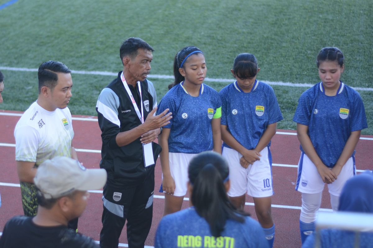 Iwan Bastian pelatih kepala Persib Putri memberikan arahan kepada pemainnya dalam pertandingan melawan Phranakorn FC di Turnamen Women Football Championship (WFC) 2022, Senin (17/10/2022).