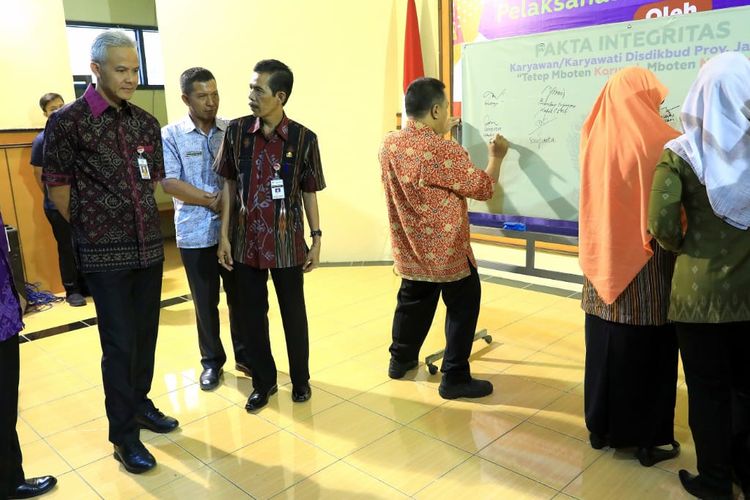 Gubernur Ganjar Pranowo dan Kepala Dinas Pendidikan dan Kebudayaan Provinsi Jateng, Jumeri menyaksikan penandatanganan pakta integritas pegawai di Dinas Pendidikan dan Kebudayaan Provinsi Jateng, Selasa (7/5/2019).