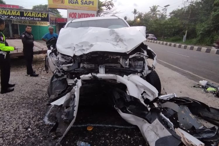 Petugas Satlantas Polres Banjarbaru bersiap menderek mobil Toyota Fortuner yang sebelumnya menabrak bus Isuzu Elf pada, Kamis (18/1/2024). Kecelakaan ini mengakibatkan 2 orang tewas.