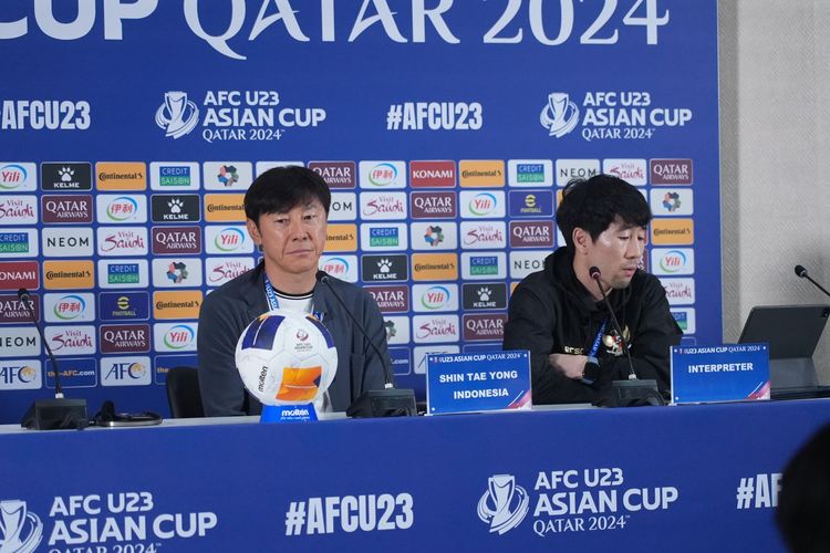 Juru racik timnas U23 Indonesia, Shin Tae-yong, saat sesi jumpa pers selepas laga timnas U23 Indonesia vs Qatar dalam matchday pertama fase Grup A Piala Asia U23 2024. 