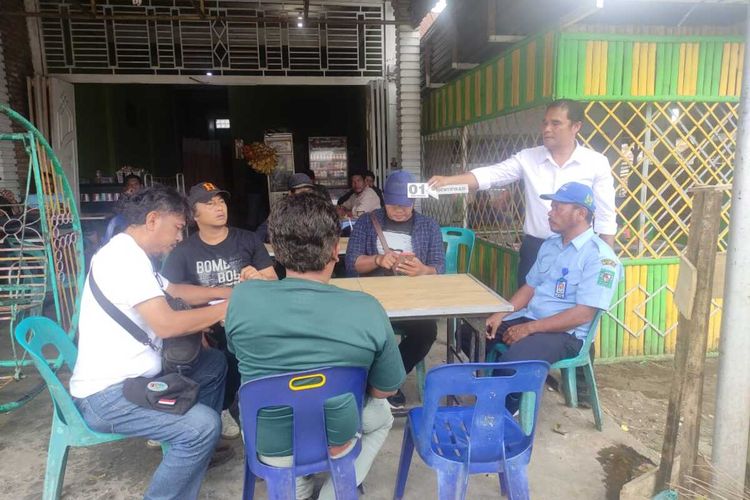 Polisi melakukan Olah TKP di meja tempat korban diduga tembakan peluru nyasar di warung kopi yang berlokasi di Jalan Besar Tigarunggu-Saribudolok, Lingkungan III, Kelurahan Tiga Runggu, Kabupaten Simalungun, Provinsi Sumut, Senin (27/5/2024).