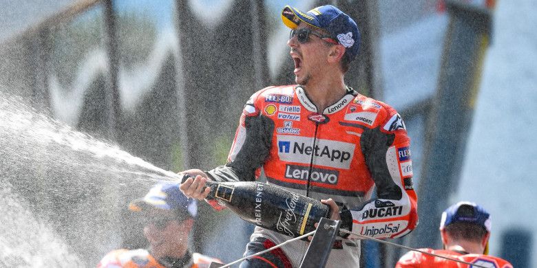Jorge Lorenzo merayakan kemenangannya pada balapan MotoGP Austria di Red Bull Ring, Austria, Minggu (12/8/2018).

