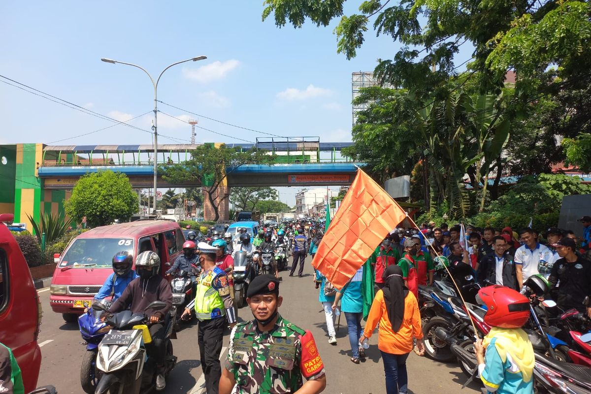 Ada buruh yang berunjuk rasa di Balai Kota Depok pada Kamis (15/9/2022) membuat arus lalu lintas di Jalan Margonda Raya tersendat. 