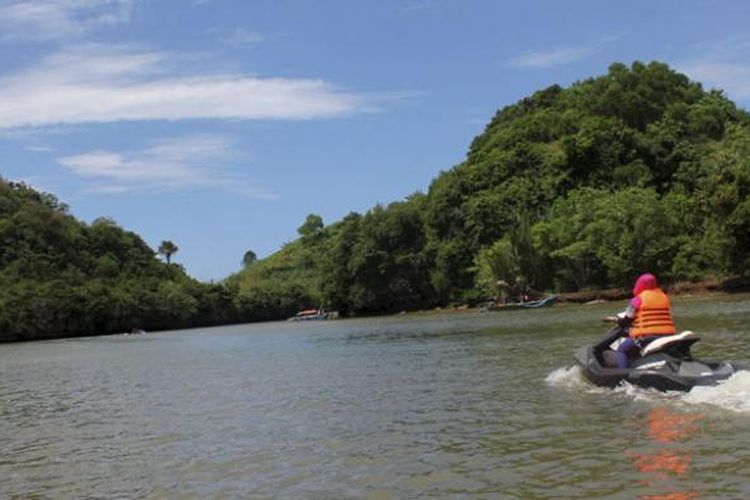 Bukit-bukit kecil menghiasi muara Sungai Sitiharjo yang menyatu dengan Pantai Ungapan di Desa Gajahrejo, Kecamatan Gedangan, Kabupaten Malang, Jawa Timur, Minggu (8/1/2017). Dengan garis pantai sepanjang 105 kilometer, Malang memiliki 20 obyek wisata pantai menarik. Pemerintah Kabupaten Malang berusaha memperkenalkan wisata pantai yang menarik tersebut untuk bermain jet ski kepada khalayak luas, termasuk Pantai Ungapan.