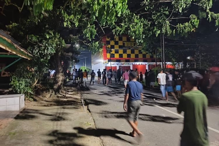 Dua kelompk warga di Maluku Tenggara terlibat bentrok di kawasan Jalan Pelita tepatnya di sekitar kawasan Pemda, Selasa malam (20/2/2024).