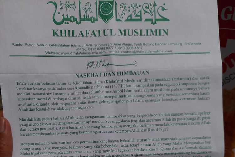 Selebaran yang dibagikan kelompok Khilafatul Muslimin saat berkonvoi di Bandung Barat, Jawa Barat, pada Minggu (29/5/2022). 