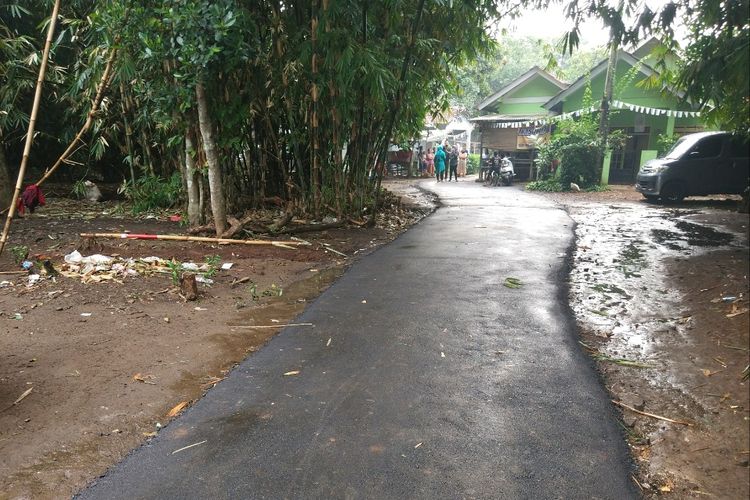 Tanah retak di Kecamatan Pegedagan, Kabupaten Tangerang yang telah ditutup pemerintah setempat, Rabu (17/10/2018).