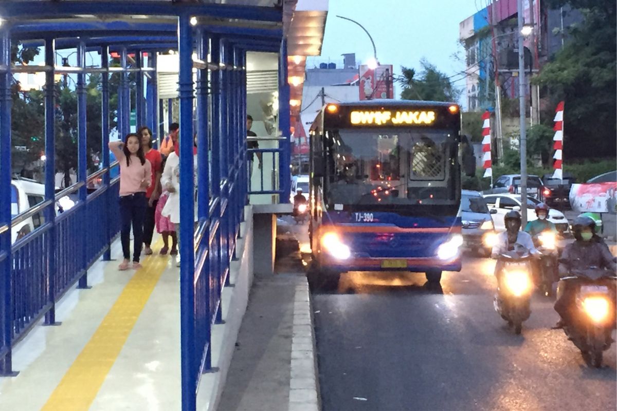 Suasana di Jalan Raya Ciledug, dekat Halte Adam Malik, Jakarta Selatan, Minggu (13/8/2017) petang. Ruas jalan yang dilintasi bus transjakarta Koridor 13 (Tendean-Ciledug) ini cukup padat karena bercampur dengan kendaraan umum lainnya.