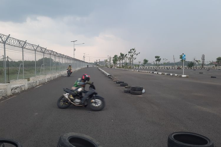 Sejumlah pebalap motor sedang melakukan latihan balap di lahan parkir Bandara Ngloram yang terletak di Kecamatan Cepu, Kabupaten Blora, Jawa Tengah, pada Minggu (4/9/2022)