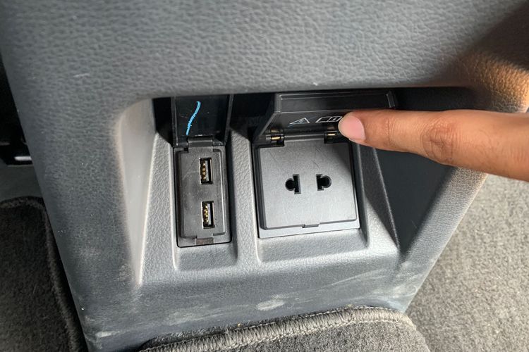 Di baris kedua New Pajero Sport juga ada dua USB Port, dan 1 colokan AC dengan daya maksimal 150 W misal buat ngecas laptop