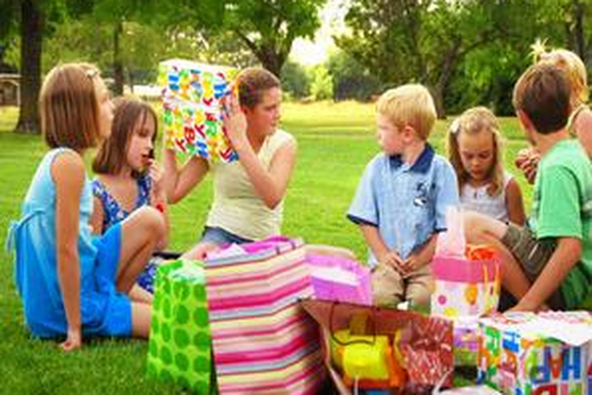 Lebih baik bawa pulang dan buka di rumah saja kado ulang tahun anak dari teman-teman dan saudaranya. Besoknya baru kirim surat ucapan terima kasih yang personal dan beri ungkap bahwa si anak suka kadonya.