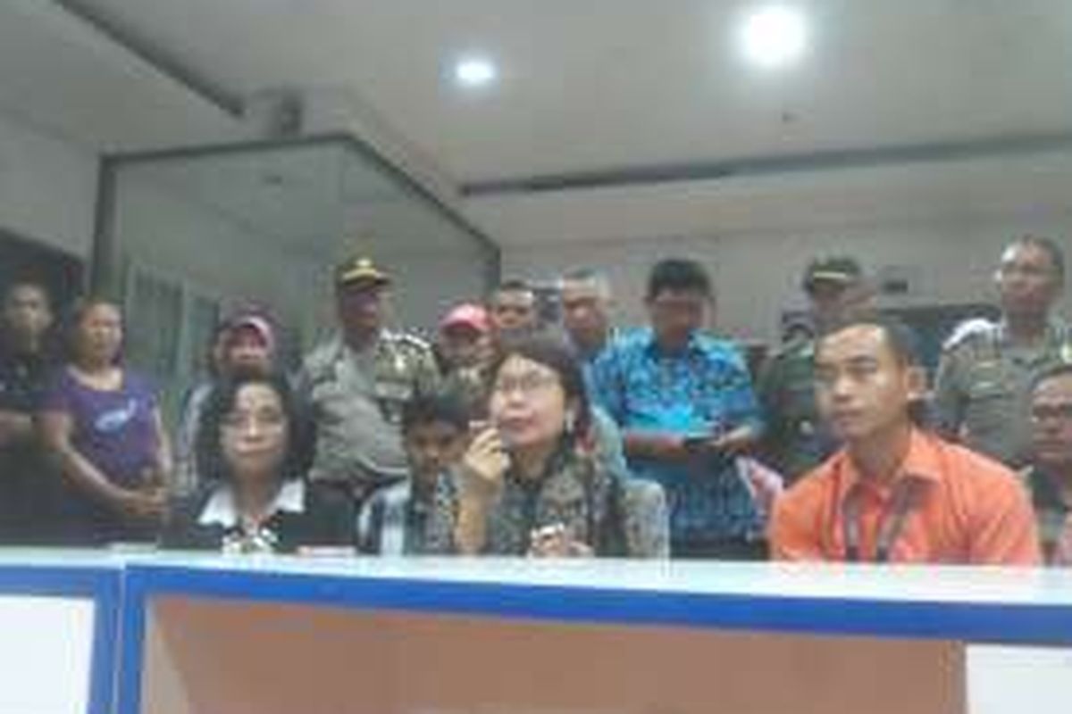 Direktur Jenderal Kefarmasian dan Alat Kesehatan Kemenkes, Maura Linda Sitanggang (tengah) saat memberikan keterangan persnya, di RS Harapan Bunda, Pasar Rebo, Jakarta Timur, Sabtu (16/7/2016).