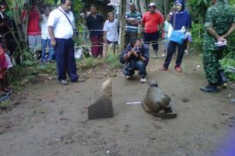 Warga mendatangi lokasi temuan dua arca purbakala di Dusun Candi, Ringin Anom, Tempuran, Kabupaten Magelang, Jawa Tengah, Selasa (22/4/2014).