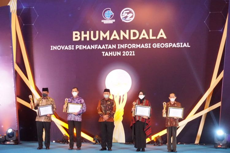 Kepala Diskominfo Jabar Setiaji menerima Bhumandala Award dari Badan Informasi Geospasial di Grand Mercure Hotel Jakarta, Jumat (29/10/2021).
