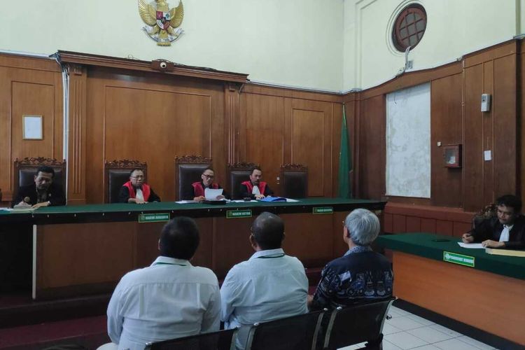 Sidang vonis 3 terdakwa kasus amblesnya Jalan Raya Gubeng di Pengadilan Negeri Surabaya, Kamis (12/3/2020).