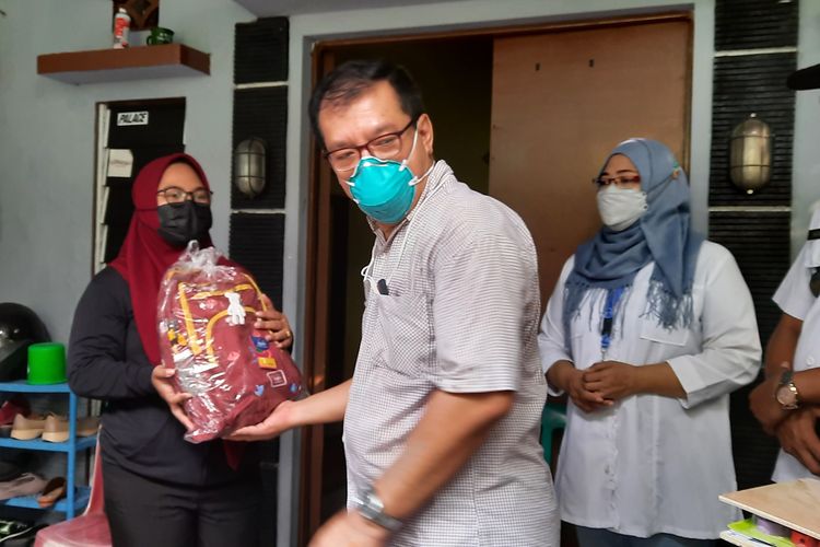 Anak-anak di Kelurahan Rawa Terate, Cakung, Jakarta Timur, yang menjadi yatim atau yatim piatu akibat orangtuanya meninggal terpapar Covid-19 mendapat bantuan dari Kementerian Pemberdayaan Perempuan dan Perlindungan Anak (PPPA).