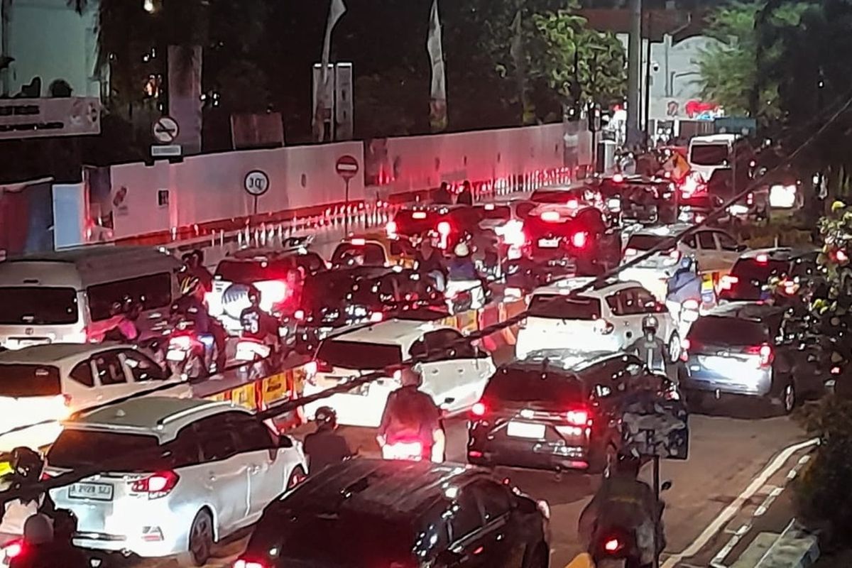 Situasi arus lalu lintas menuju kawasan Malioboro maupun ke arah Pasar Kembang tampak dipadati kendaraan pengunjung. Jumlah kendaraan yang masuk ke kawasan Malioboro pada Rabu, 2 April 2025 ini mengalami peningkatan signifikan dibandingkan hari sebelumnya.