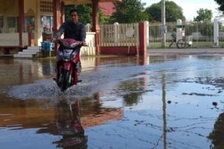 Sisa banjir yang melanda sebagian kawasan di Kota Palembang, Sumatera Selatan, masih terlihat di halaman kompleks sekolah dan universitas IBA yang berada di antara Jalan Mayor Ruslan dan Perwari. Banjir pada hari Minggu di ibukota Sumatera Selatan itu mengakibatkan kemacetan parah dan ratusan rumah terendam.
