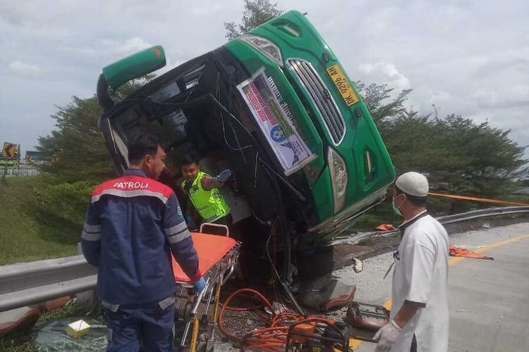 Bus yang terguling dievakuasi ke jalur exit tol Gandulan Pemalang