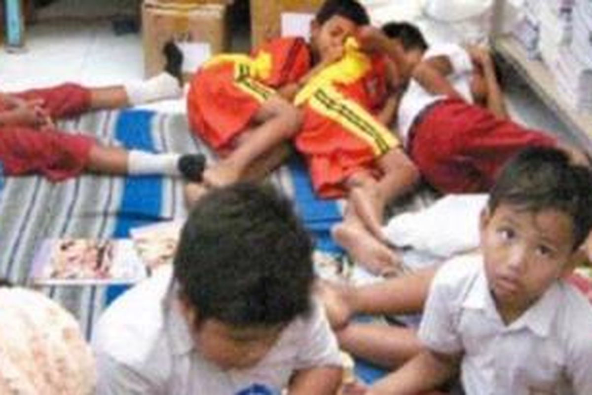 Sejumlah siswa SDN Gadungan III, Kecamatan Puncu Kabupaten Kediri mendapat pertolongan setelah keracunan susu, Selasa (25/10/2011).