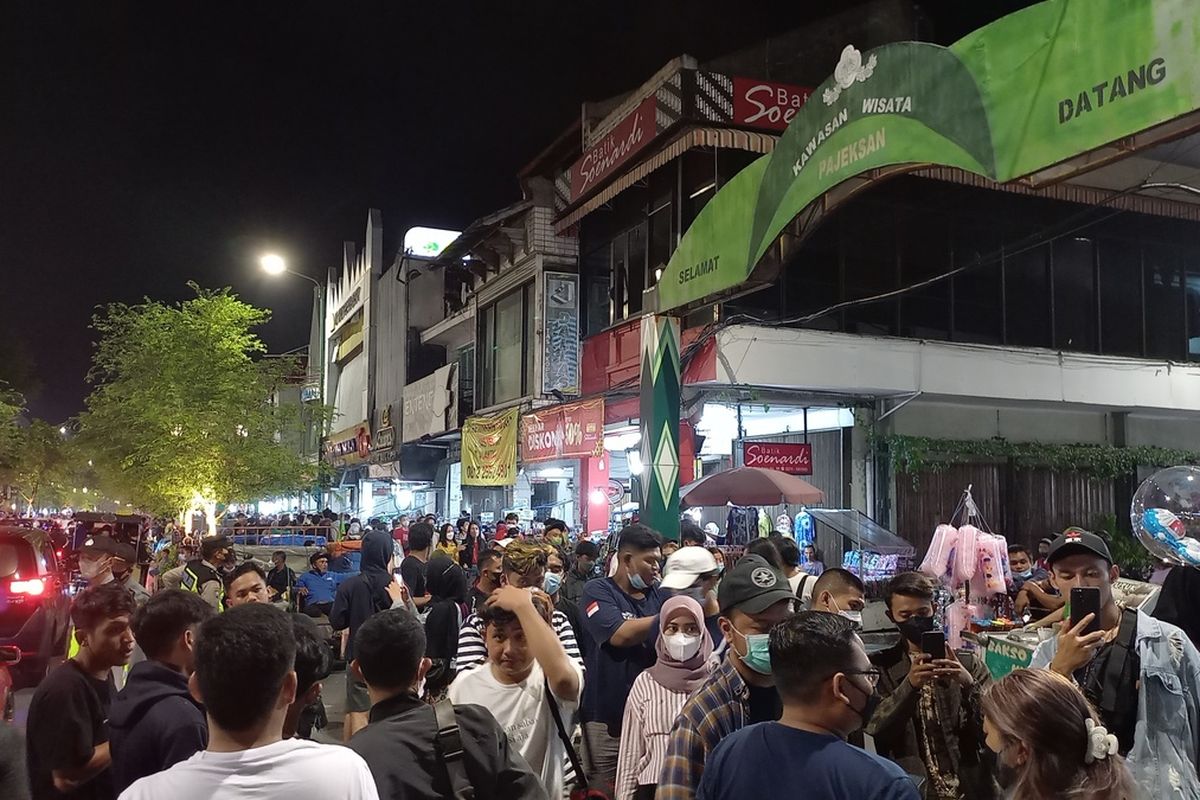 suasana menjelang malam pergantian tahun di Malioboro wisatawan membludak, Jumat (31/12/2021)