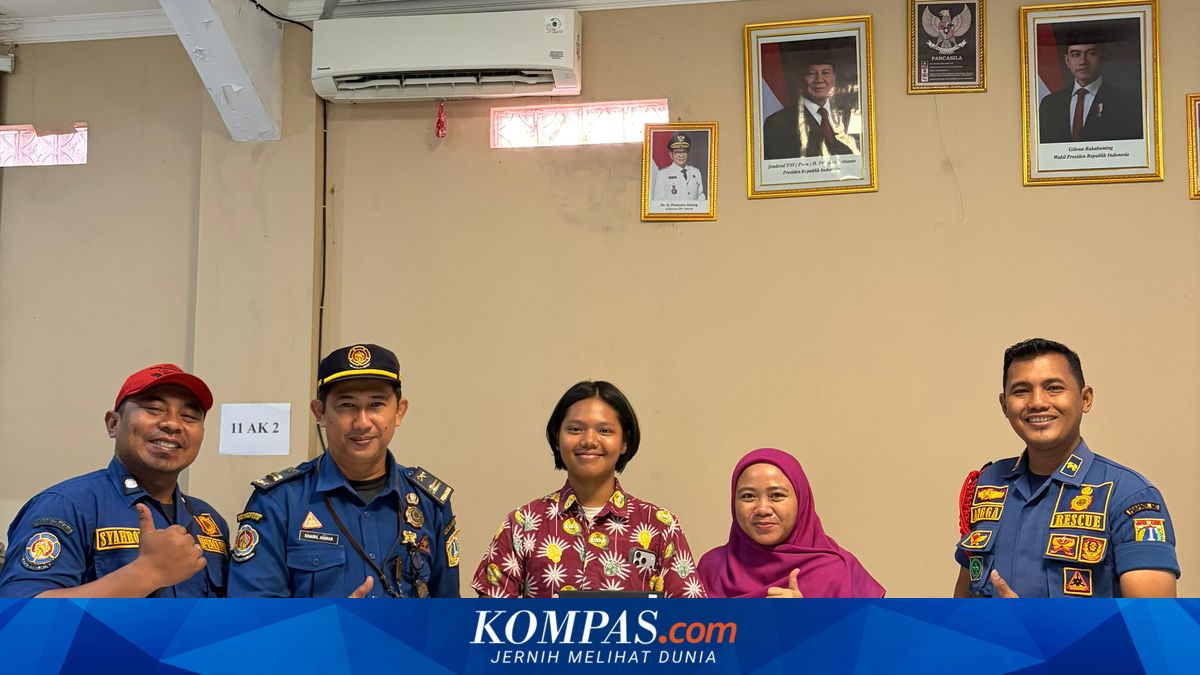 Damkar Bantu Ambil Rapor Siswi Bikin Sekolah Heboh, "Ada Ular ya? Kebakaran di Mana?"