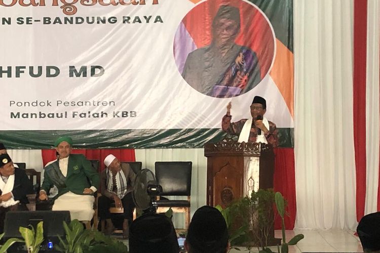 Calon Wakil Presiden (Cawapres) nomor urut 3 Mahfud MD berorasi di hadapan ratusan Ajengan dan Kiai dari berbagai Pondok Pesantren se-Bandung Raya di Bandung Barat, Sabtu (16/12/2023).