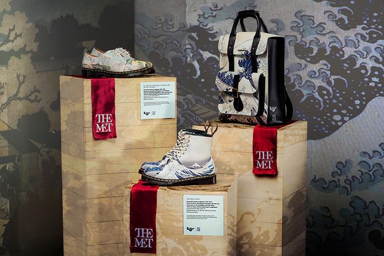 Ombak Besar di Kanagawa atau The Great Wave off Kanagawa, karya seniman ukiyo-e Jepang Katsushika Hokusai pada sepatu dan tas Dr Martens