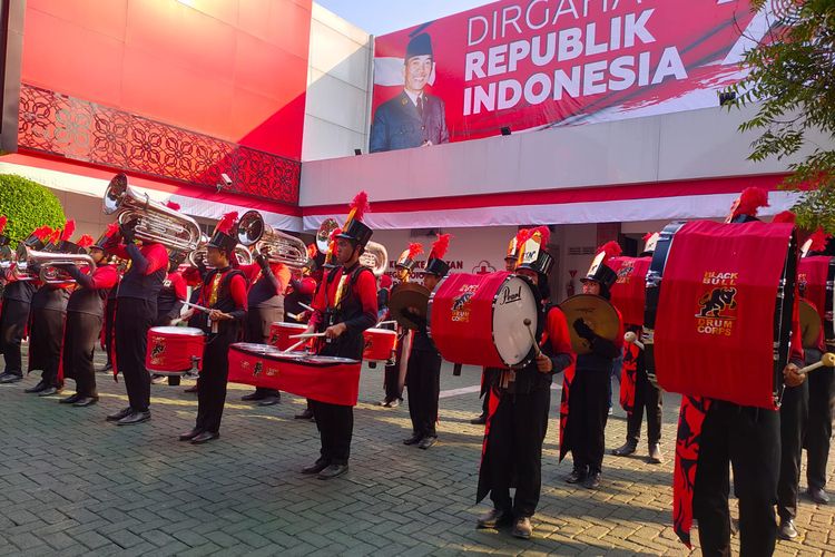 Sekumpulan kelompok marching band memainkan lagu-lagu nasional untuk merayakan Hari Ulang Tahun (HUT) ke-78 RI di Sekolah Partai PDI-P, Lenteng Agung, Jakarta Selatan, Kamis (17/8/2023) pagi.