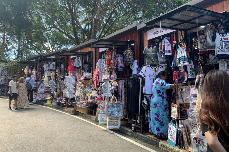 Selama menjajaki puncak bukit di Penang Hill, kamu akan bertemu kedai suvenir yang menjual aneka barang khas Penang.